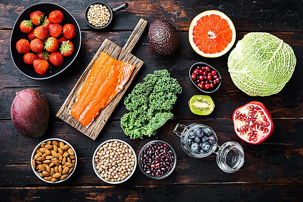 포토 JPG 해외이미지 그릇 딸기 유리병 실내 사람없음 하이앵글 신선 자몽 양배추 블루베리 연어 망고 후추 아보카도 점심식사 나무도마 나무탁자 병아리콩 크랜베리 해외포토 식기 열매 뷰포인트 채소 과일 탁자 병_용기 콩 도마 어류 내부 목재 식사 향신료 열대과일 파일형식