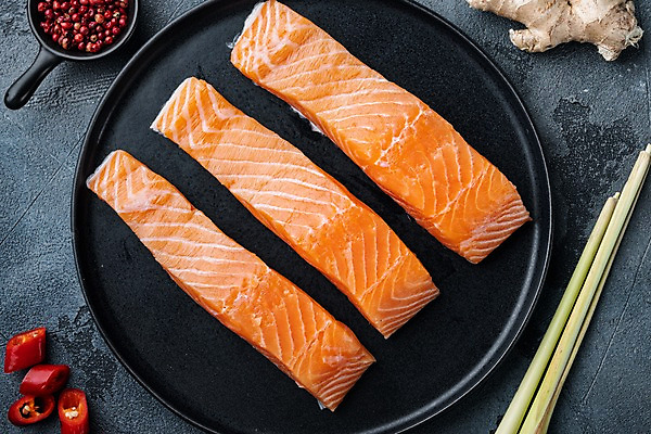 포토 JPG 해외이미지 접시 고추 회색배경 실내 사람없음 신선 허브 슬라이스 연어 생강 레몬그라스 통후추 해외포토 식물 식기 백그라운드 채소 어류 내부 회색 후추 파일형식