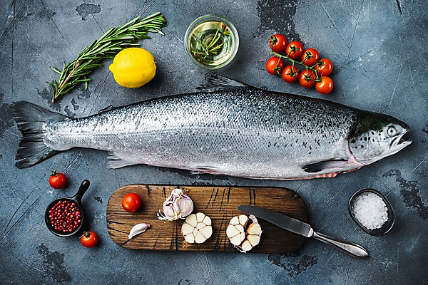포토 JPG 해외이미지 방울토마토 회색배경 실내 마늘 사람없음 신선 레몬 소금 연어 로즈메리 나무도마 통후추 해외포토 백그라운드 토마토 채소 과일 도마 어류 내부 목재 회색 허브 후추 파일형식