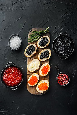 포토 JPG 해외이미지 그릇 검은배경 실내 사람없음 하이앵글 바게트 카나페 소금 버터 나무도마 백리향 연어알 캐비아 통후추 해외포토 식기 빵 뷰포인트 백그라운드 식재료 도마 서양음식 내부 목재 알 검은색 후추 파일형식