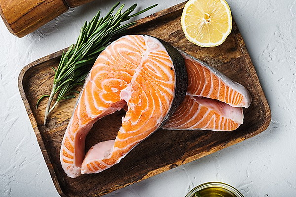 포토 JPG 해외이미지 실내 사람없음 하이앵글 신선 레몬 흰배경 연어 로즈메리 나무쟁반 해외포토 뷰포인트 백그라운드 과일 쟁반 어류 내부 목재 흰색 허브 파일형식