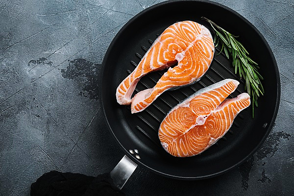 포토 JPG 해외이미지 회색배경 실내 사람없음 신선 프라이팬 연어 로즈메리 카피스페이스 해외포토 백그라운드 주방용품 어류 내부 공백 회색 허브 파일형식