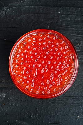 포토 JPG 해외이미지 검은배경 유리병 실내 사람없음 하이앵글 연어알 해외포토 뷰포인트 백그라운드 병_용기 내부 알 검은색 파일형식