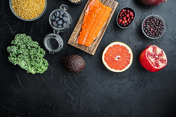 포토 JPG 해외이미지 회색배경 검은배경 콩 실내 사람없음 신선 자몽 블루베리 연어 석류 아보카도 나무도마 케일 크랜베리 해외포토 열매 백그라운드 채소 과일 곡류 도마 어류 내부 목재 검은색 회색 파일형식