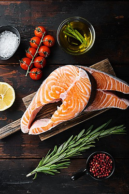 포토 JPG 해외이미지 그릇 방울토마토 실내 사람없음 하이앵글 신선 올리브오일 레몬 소금 연어 유리그릇 후추 로즈메리 나무도마 나무탁자 해외포토 식기 뷰포인트 토마토 과일 유리 탁자 도마 어류 내부 목재 기름_음식 허브 향신료 파일형식