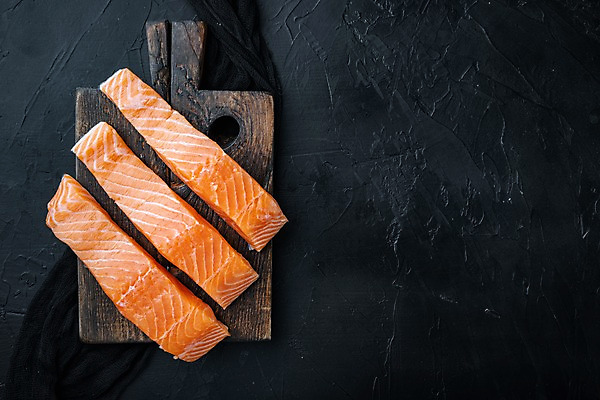 포토 JPG 해외이미지 검은배경 실내 사람없음 신선 연어 나무도마 카피스페이스 해외포토 백그라운드 도마 어류 내부 목재 검은색 공백 파일형식