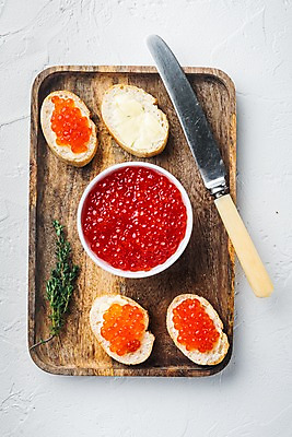 포토 JPG 해외이미지 실내 상반신 사람없음 하이앵글 나이프 바게트 카나페 흰배경 버터 나무쟁반 연어알 해외포토 식기 빵 뷰포인트 백그라운드 쟁반 서양음식 내부 목재 알 흰색 칼 파일형식