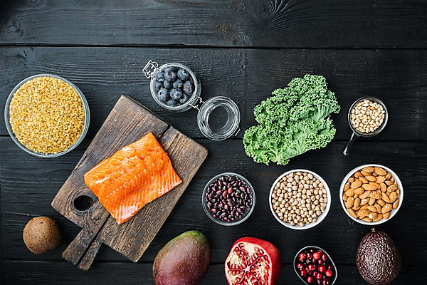 포토 JPG 해외이미지 검은배경 유리병 실내 키위 사람없음 신선 블루베리 연어 아몬드 석류 망고 아보카도 나무도마 병아리콩 케일 크랜베리 해외포토 열매 백그라운드 채소 과일 병_용기 콩 도마 어류 내부 목재 검은색 견과류 열대과일 파일형식