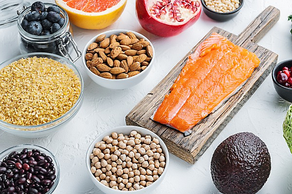 포토 JPG 해외이미지 그릇 유리병 콩 실내 사람없음 신선 흰배경 블루베리 연어 아몬드 석류 나무토막 아보카도 나무도마 병아리콩 해외포토 식기 백그라운드 과일 병_용기 곡류 도마 어류 내부 목재 견과류 흰색 파일형식