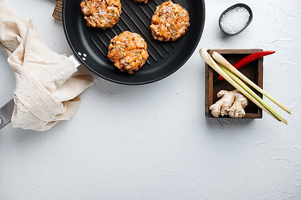 포토 JPG 해외이미지 그릇 실내 사람없음 하이앵글 프라이팬 나무상자 흰배경 소금 연어 생강 패티 레몬그라스 카피스페이스 해외포토 식기 뷰포인트 백그라운드 채소 주방용품 어류 내부 상자 공백 흰색 파일형식