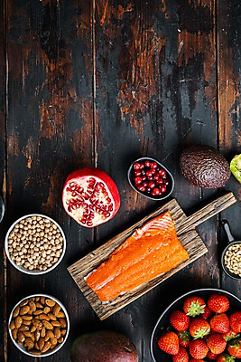 포토 JPG 해외이미지 딸기 실내 키위 사람없음 하이앵글 신선 연어 아몬드 석류 잣 아보카도 나무도마 나무탁자 병아리콩 크랜베리 카피스페이스 해외포토 열매 뷰포인트 과일 탁자 콩 도마 어류 내부 목재 공백 견과류 파일형식