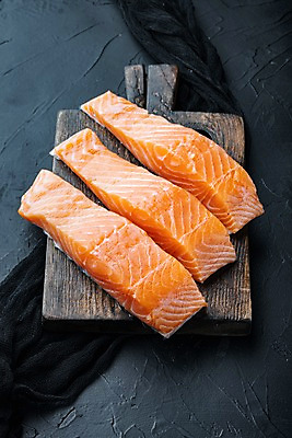 포토 JPG 해외이미지 회색배경 검은배경 실내 사람없음 신선 연어 나무도마 해외포토 백그라운드 도마 어류 내부 목재 검은색 회색 파일형식