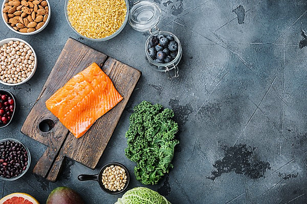 포토 JPG 해외이미지 그릇 채소 회색배경 유리병 콩 실내 사람없음 하이앵글 신선 양배추 블루베리 연어 아몬드 나무도마 카피스페이스 해외포토 식기 뷰포인트 백그라운드 과일 병_용기 곡류 도마 어류 내부 목재 공백 회색 견과류 파일형식