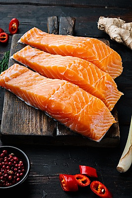 포토 JPG 해외이미지 그릇 고추 실내 사람없음 신선 연어 생강 나무도마 나무탁자 레몬그라스 통후추 해외포토 식기 채소 탁자 도마 어류 내부 목재 후추 파일형식