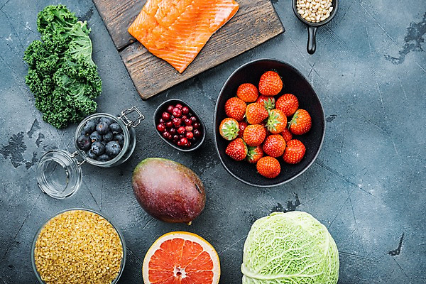 포토 JPG 해외이미지 그릇 채소 회색배경 딸기 유리병 실내 사람없음 하이앵글 신선 자몽 양배추 블루베리 연어 망고 나무도마 케일 카피스페이스 해외포토 식기 뷰포인트 백그라운드 과일 병_용기 도마 어류 내부 목재 공백 회색 열대과일 파일형식