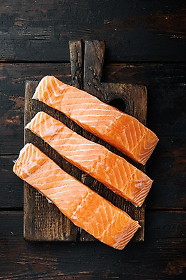 포토 JPG 해외이미지 실내 사람없음 하이앵글 신선 연어 나무도마 나무탁자 해외포토 뷰포인트 탁자 도마 어류 내부 목재 파일형식