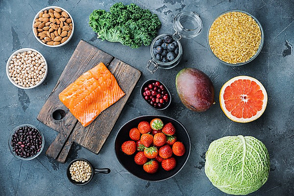 포토 JPG 해외이미지 그릇 회색배경 딸기 유리병 콩 실내 사람없음 하이앵글 신선 자몽 양배추 블루베리 연어 아몬드 망고 잣 나무도마 병아리콩 케일 크랜베리 해외포토 식기 열매 뷰포인트 백그라운드 채소 과일 병_용기 곡류 도마 어류 내부 목재 회색 견과류 열대과일 파일형식