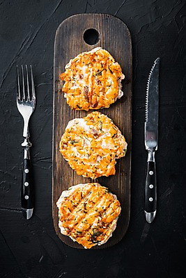 포토 JPG 해외이미지 접시 포크 검은배경 실내 요리 사람없음 나이프 연어 패티 나무도마 해외포토 식기 백그라운드 도마 어류 내부 목재 검은색 칼 파일형식