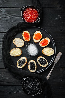 포토 JPG 해외이미지 그릇 접시 검은배경 실내 사람없음 하이앵글 바게트 천 카나페 소금 버터 버터나이프 연어알 캐비아 플랫레이 해외포토 식기 빵 뷰포인트 백그라운드 식재료 서양음식 내부 알 검은색 직물 플랫 나이프 파일형식