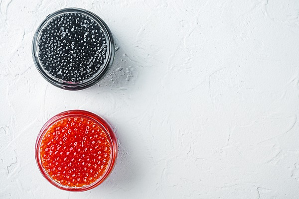 포토 JPG 해외이미지 유리병 실내 상반신 사람없음 하이앵글 흰배경 연어알 캐비아 카피스페이스 해외포토 뷰포인트 백그라운드 식재료 병_용기 내부 알 공백 흰색 파일형식