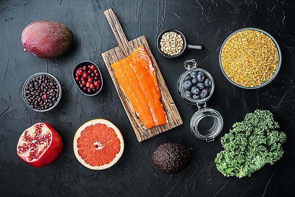 포토 JPG 해외이미지 검은배경 콩 실내 사람없음 신선 자몽 블루베리 연어 석류 망고 잣 아보카도 케일 크랜베리 해외포토 열매 백그라운드 채소 과일 곡류 어류 내부 검은색 견과류 열대과일 파일형식