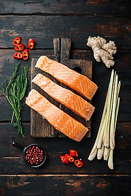 포토 JPG 해외이미지 그릇 접시 고추 실내 사람없음 하이앵글 신선 슬라이스 연어 후추 생강 로즈메리 나무도마 나무탁자 레몬그라스 해외포토 식기 뷰포인트 채소 탁자 도마 어류 내부 목재 허브 향신료 파일형식