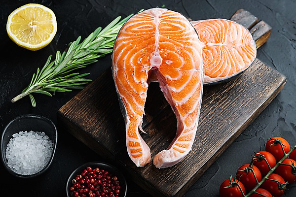 포토 JPG 해외이미지 방울토마토 검은배경 실내 사람없음 신선 레몬 소금 연어 로즈메리 나무도마 통후추 해외포토 백그라운드 토마토 과일 도마 어류 내부 목재 검은색 허브 후추 파일형식