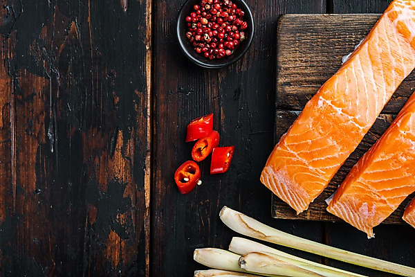 포토 JPG 해외이미지 그릇 고추 실내 사람없음 하이앵글 신선 슬라이스 연어 나무도마 나무탁자 레몬그라스 통후추 카피스페이스 해외포토 식기 뷰포인트 채소 탁자 도마 어류 내부 목재 공백 후추 파일형식