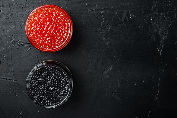 포토 JPG 해외이미지 검은배경 유리병 실내 사람없음 하이앵글 연어알 캐비아 카피스페이스 해외포토 뷰포인트 백그라운드 식재료 병_용기 내부 알 검은색 공백 파일형식