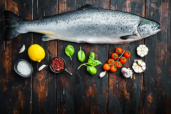 포토 JPG 해외이미지 한마리 방울토마토 실내 마늘 사람없음 하이앵글 신선 레몬 소금 연어 후추 바질 나무탁자 통후추 해외포토 1 뷰포인트 토마토 채소 과일 탁자 어류 내부 향신료 파일형식