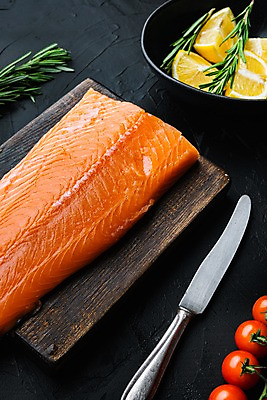 포토 JPG 해외이미지 방울토마토 검은배경 실내 사람없음 신선 나이프 레몬 연어 로즈메리 나무도마 해외포토 식기 백그라운드 토마토 과일 도마 어류 내부 목재 검은색 칼 허브 파일형식