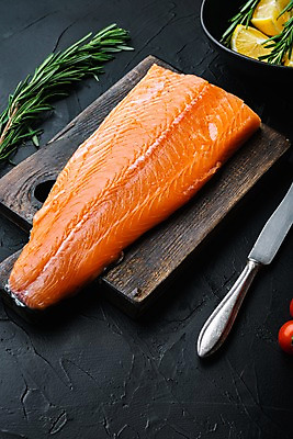 포토 JPG 해외이미지 그릇 검은배경 실내 사람없음 신선 나이프 레몬 연어 로즈메리 나무도마 해외포토 식기 백그라운드 과일 도마 어류 내부 목재 검은색 칼 허브 파일형식