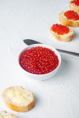 포토 JPG 해외이미지 그릇 실내 사람없음 바게트 카나페 흰배경 버터 버터나이프 연어알 카피스페이스 해외포토 식기 빵 백그라운드 서양음식 내부 알 공백 흰색 나이프 파일형식