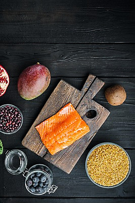 포토 JPG 해외이미지 검은배경 유리병 실내 키위 사람없음 신선 블루베리 연어 망고 나무도마 해외포토 백그라운드 과일 병_용기 도마 어류 내부 목재 검은색 열대과일 파일형식