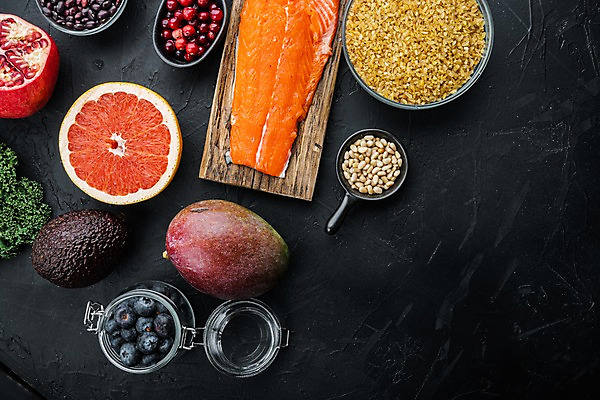 포토 JPG 해외이미지 검은배경 실내 사람없음 신선 낟알 자몽 블루베리 연어 석류 잣 나무도마 케일 크랜베리 해외포토 열매 백그라운드 채소 과일 도마 어류 내부 목재 검은색 견과류 파일형식