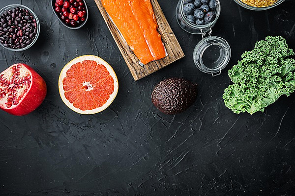 포토 JPG 해외이미지 검은배경 실내 사람없음 신선 자몽 블루베리 연어 석류 아보카도 나무도마 케일 크랜베리 카피스페이스 해외포토 열매 백그라운드 채소 과일 도마 어류 내부 목재 검은색 공백 파일형식