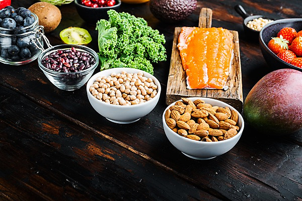 포토 JPG 해외이미지 딸기 검은배경 실내 키위 사람없음 신선 블루베리 연어 아몬드 망고 아보카도 나무도마 병아리콩 케일 해외포토 백그라운드 채소 과일 콩 도마 어류 내부 목재 검은색 견과류 열대과일 파일형식