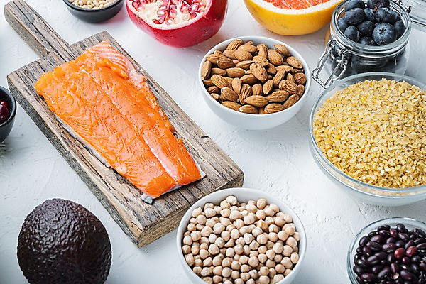 포토 JPG 해외이미지 그릇 유리병 콩 실내 사람없음 신선 자몽 흰배경 블루베리 연어 아몬드 석류 아보카도 나무도마 병아리콩 해외포토 식기 백그라운드 과일 병_용기 곡류 도마 어류 내부 목재 견과류 흰색 파일형식