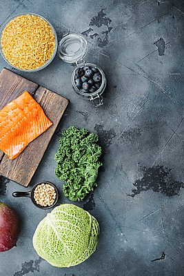 포토 JPG 해외이미지 그릇 회색배경 실내 사람없음 하이앵글 신선 양배추 블루베리 연어 유리그릇 망고 잣 나무도마 케일 해외포토 식기 뷰포인트 백그라운드 채소 과일 유리 도마 어류 내부 목재 회색 견과류 열대과일 파일형식