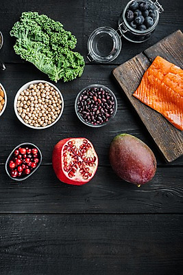 포토 JPG 해외이미지 그릇 유리병 콩 실내 사람없음 신선 블루베리 연어 석류 망고 나무도마 나무탁자 병아리콩 케일 크랜베리 카피스페이스 해외포토 식기 열매 채소 과일 탁자 병_용기 곡류 도마 어류 내부 목재 공백 열대과일 파일형식