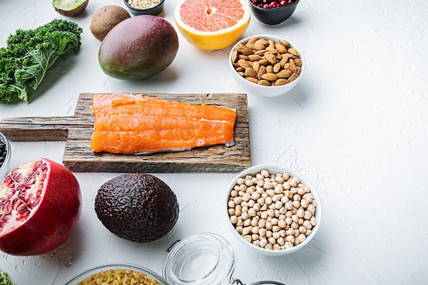 포토 JPG 해외이미지 그릇 유리병 실내 키위 사람없음 신선 자몽 흰배경 연어 아몬드 석류 망고 아보카도 나무도마 병아리콩 케일 해외포토 식기 백그라운드 채소 과일 병_용기 콩 도마 어류 내부 목재 견과류 흰색 열대과일 파일형식