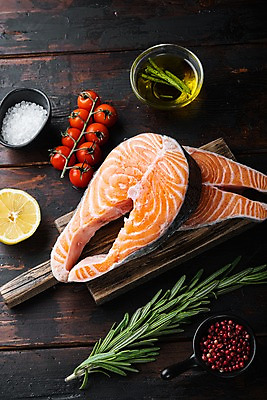 포토 JPG 해외이미지 그릇 방울토마토 실내 사람없음 신선 올리브오일 레몬 소금 연어 유리그릇 후추 로즈메리 나무도마 나무탁자 통후추 해외포토 식기 토마토 과일 유리 탁자 도마 어류 내부 목재 기름_음식 허브 향신료 파일형식