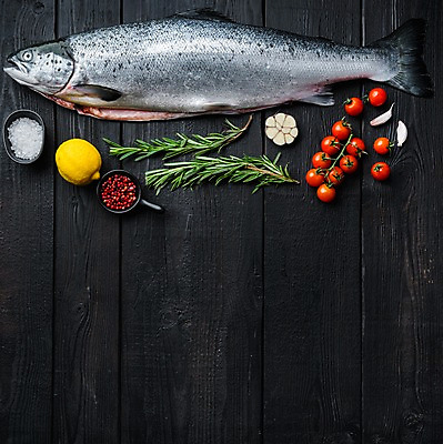 포토 JPG 해외이미지 그릇 방울토마토 검은배경 실내 마늘 사람없음 신선 레몬 연어 로즈메리 통후추 카피스페이스 해외포토 식기 백그라운드 토마토 채소 과일 어류 내부 검은색 공백 허브 후추 파일형식