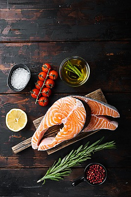 포토 JPG 해외이미지 방울토마토 실내 사람없음 하이앵글 신선 올리브오일 레몬 소금 연어 유리그릇 로즈메리 나무도마 나무탁자 통후추 해외포토 그릇 뷰포인트 토마토 과일 유리 탁자 도마 어류 내부 목재 기름_음식 허브 후추 파일형식