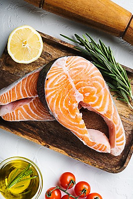 포토 JPG 해외이미지 방울토마토 실내 사람없음 하이앵글 신선 올리브오일 레몬 흰배경 연어 유리그릇 로즈메리 나무쟁반 해외포토 그릇 뷰포인트 백그라운드 토마토 과일 유리 쟁반 어류 내부 목재 흰색 기름_음식 허브 파일형식