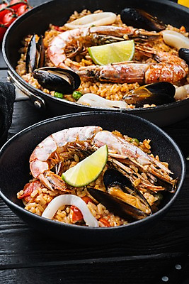 포토 JPG 해외이미지 그릇 검은배경 새우 사람없음 해물요리 프라이팬 오징어 홍합 라임 스페인요리 스페인음식 파에야 해외포토 식기 음식 백그라운드 과일 주방용품 어패류 연체동물 서양음식 갑각류 검은색 수중동물 스페인 해산물 파일형식