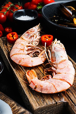 포토 JPG 해외이미지 그릇 식재료 방울토마토 검은배경 사람없음 대하 소금 나무도마 해외포토 식기 백그라운드 토마토 새우 도마 목재 검은색 파일형식