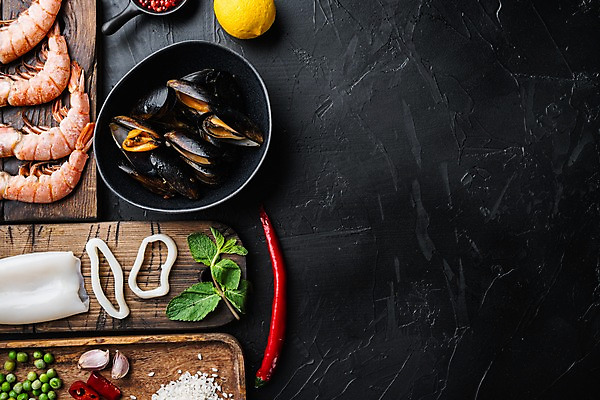 포토 JPG 해외이미지 그릇 식재료 고추 검은배경 콩 마늘 사람없음 하이앵글 쌀 레몬 대하 오징어 후추 나무도마 나무쟁반 해외포토 식기 뷰포인트 백그라운드 채소 과일 새우 곡류 연체동물 도마 쟁반 목재 검은색 수중동물 향신료 파일형식