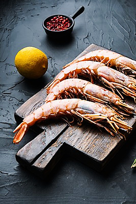 포토 JPG 해외이미지 식재료 검은배경 사람없음 레몬 대하 후추 나무도마 해외포토 백그라운드 과일 새우 도마 목재 검은색 향신료 파일형식