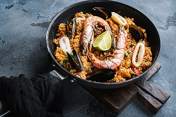 포토 JPG 해외이미지 회색배경 새우 사람없음 해물요리 프라이팬 오징어 홍합 나무도마 스페인요리 스페인음식 파에야 해외포토 음식 백그라운드 주방용품 어패류 연체동물 도마 서양음식 갑각류 목재 수중동물 회색 스페인 해산물 파일형식